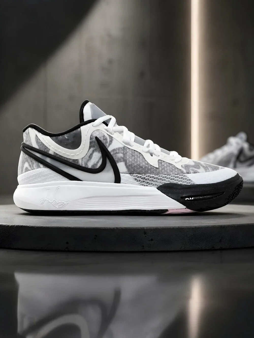 NWT Nike Kyrie 8 GO Kids Sz 5Y White Black DQ8076-101 Low Top Cushioned B-Ball